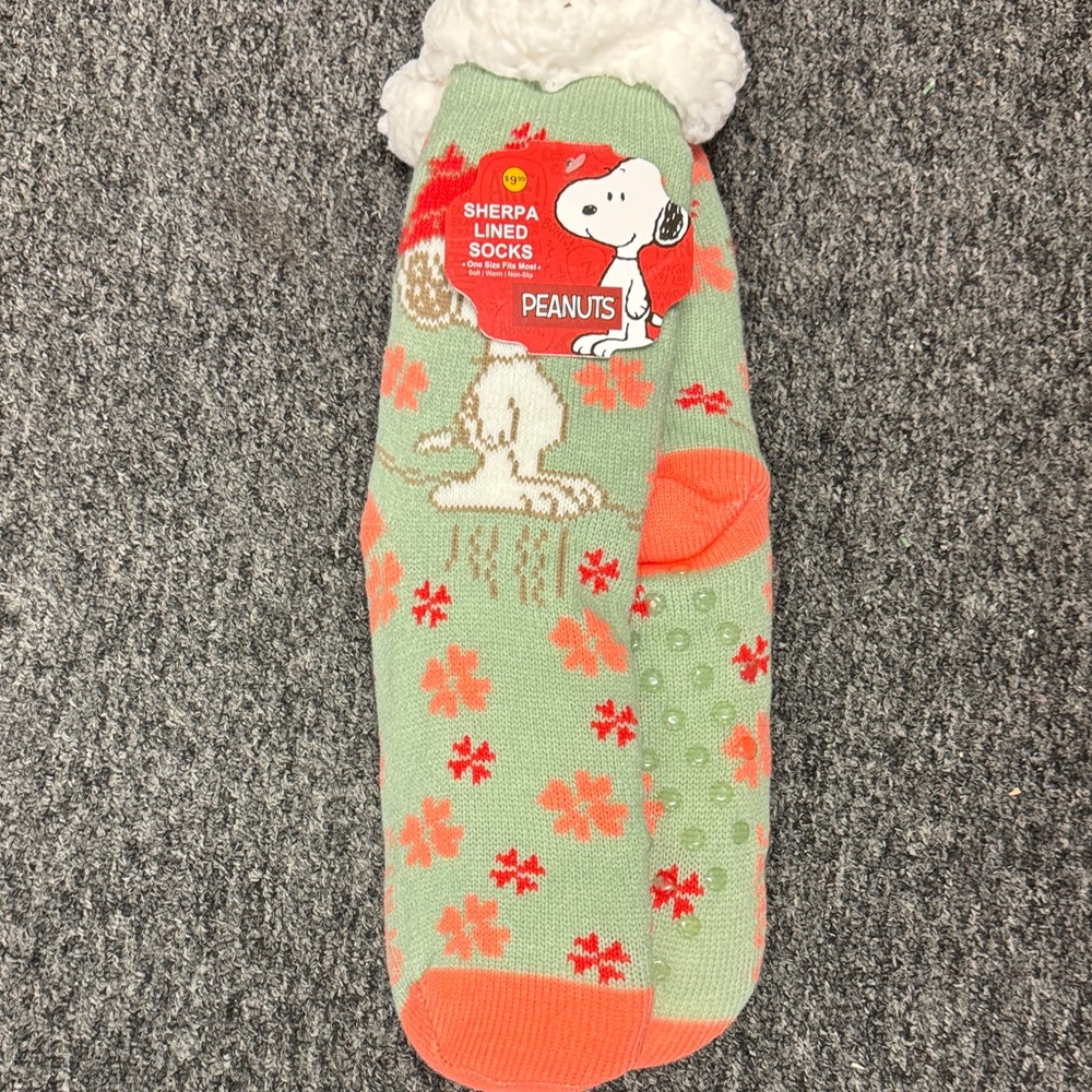 NEW Peanuts Snoopy Sherpa Lined Slipper Socks w/grippers on bottoms - one size